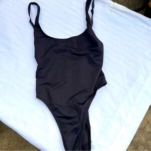 Skims Onyx ( black) scoop one piece size L NWT